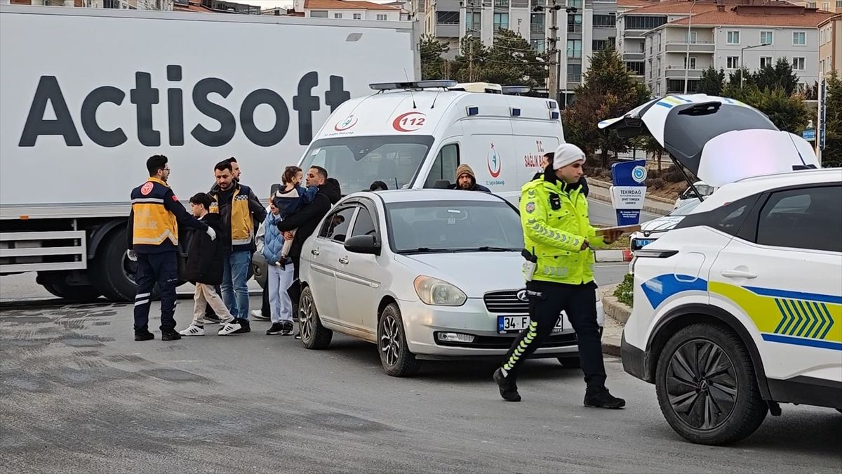 Tekirdağ'da iki otomobilin çarpıştığı kazada 5 kişi yaralandı
