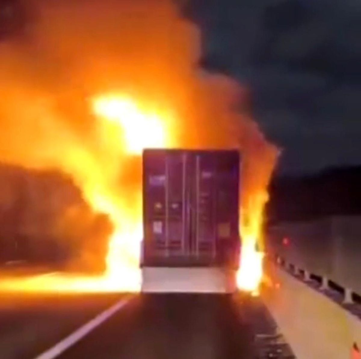Tır üzerindeki konteyner alev alev yandı