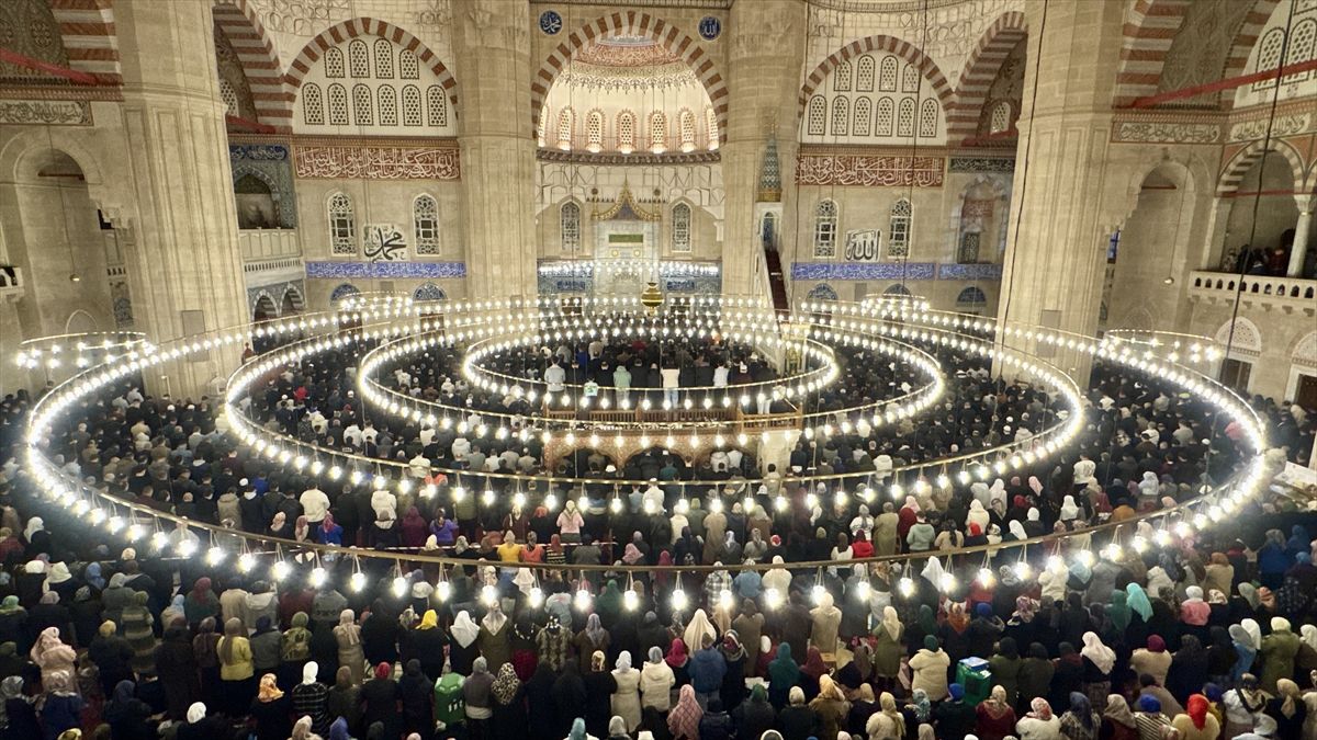 Trakya'daki camilerde Kadir Gecesi dualarla idrak edildi