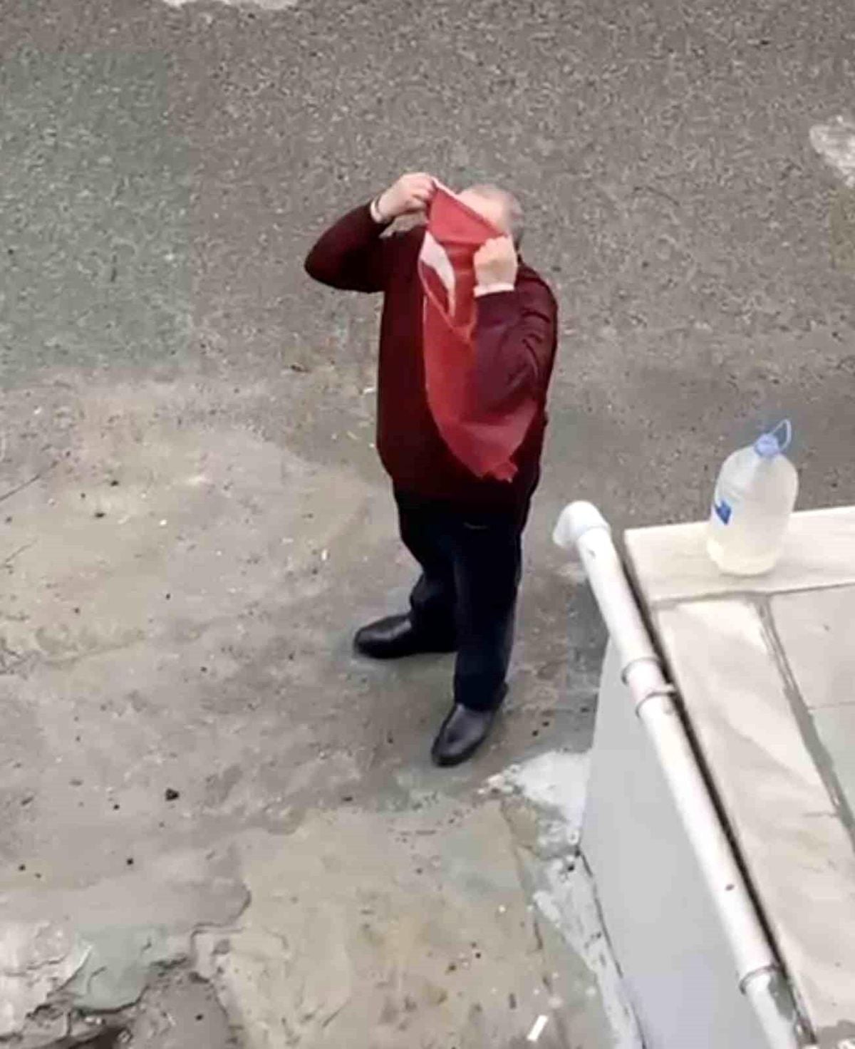 Yerde gördü, öperek yerine astı: İzleyenler duygulandı