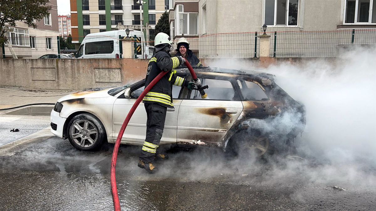 Seyir halindeki otomobil yandı, sürücü son anda kurtuldu