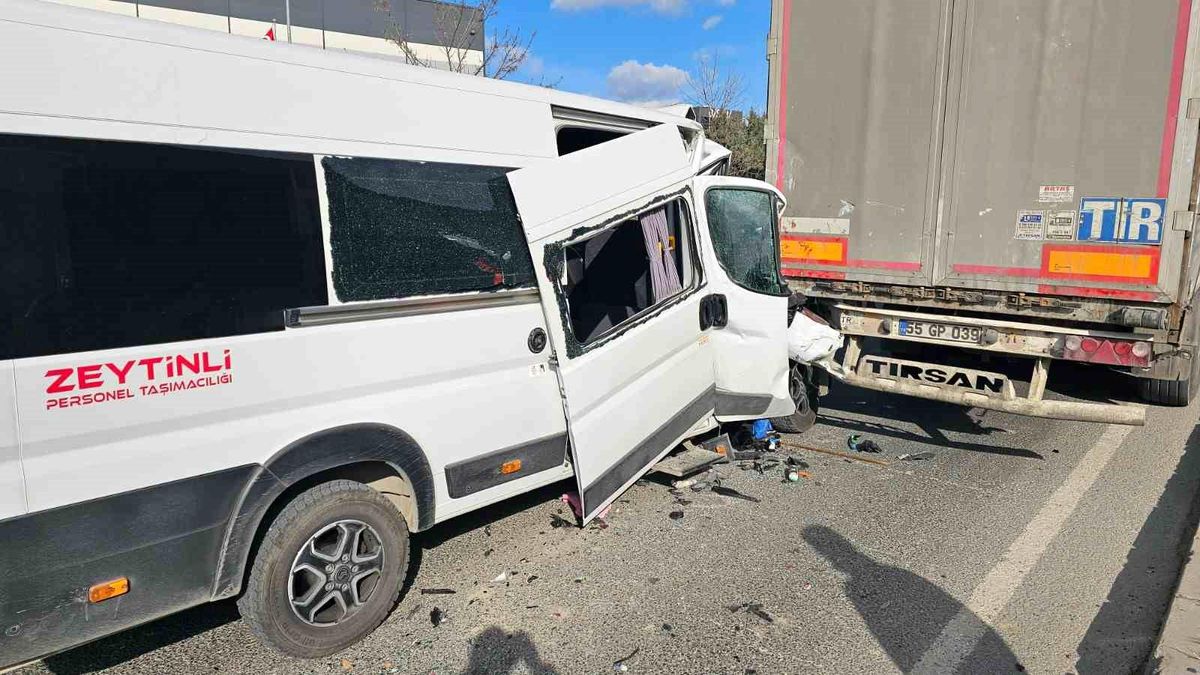 Çerkezköy'de işçi servisi tıra çarptı: 1'i ağır 4 yaralı