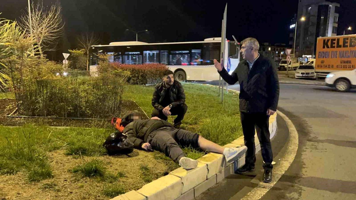 Motosiklet otomobile ok gibi saplandı: Kaza anı kamerada
