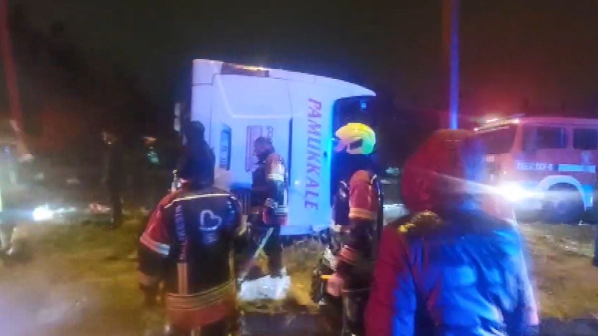 Balıkesir'de yolcu otobüsü devrildi! Çok sayıda yaralı var