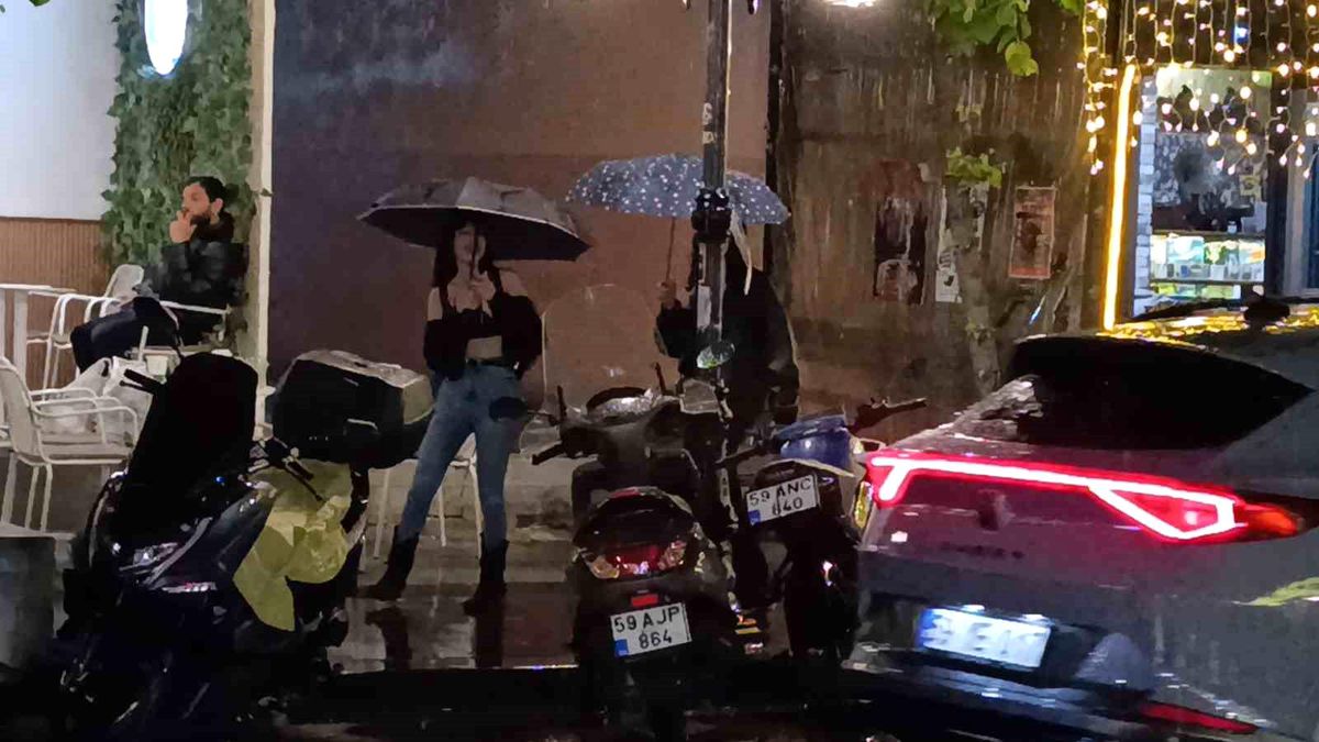 Tekirdağ'da gece saatlerinde sağanak yağış etkili oldu
