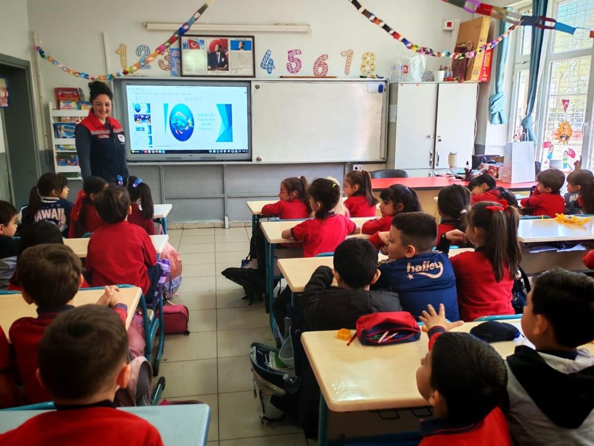 İlkokul öğrencilerine gıda israfının önlenmesi, balığın faydaları ve beslenme eğitimi verildi
