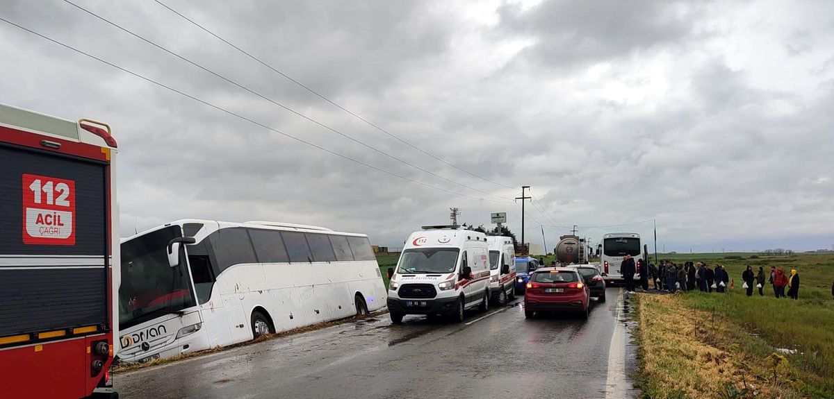 1 Mayıs kutlamalarına giden işçileri taşıyan otobüs yoldan çıktı; 1 yaralı