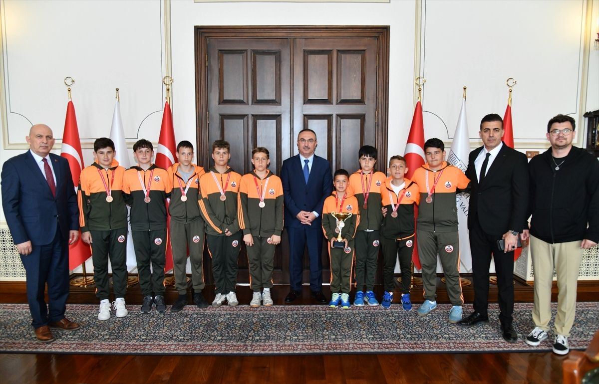 Türkiye üçüncüsü olan öğrencilerden Tekirdağ Valisi Soytürk'e ziyaret