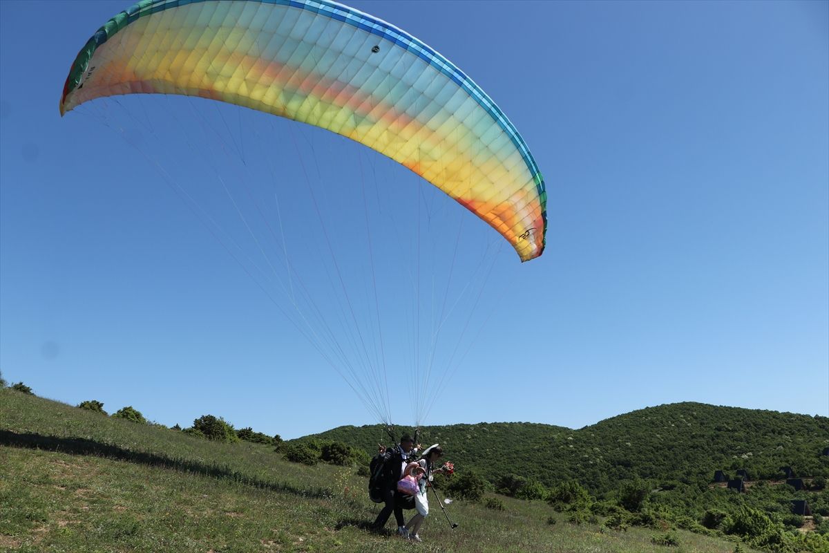 Yeni evli çift nikahın ardından Tekirdağ Uçmakdere'de yamaç paraşütü yaptı