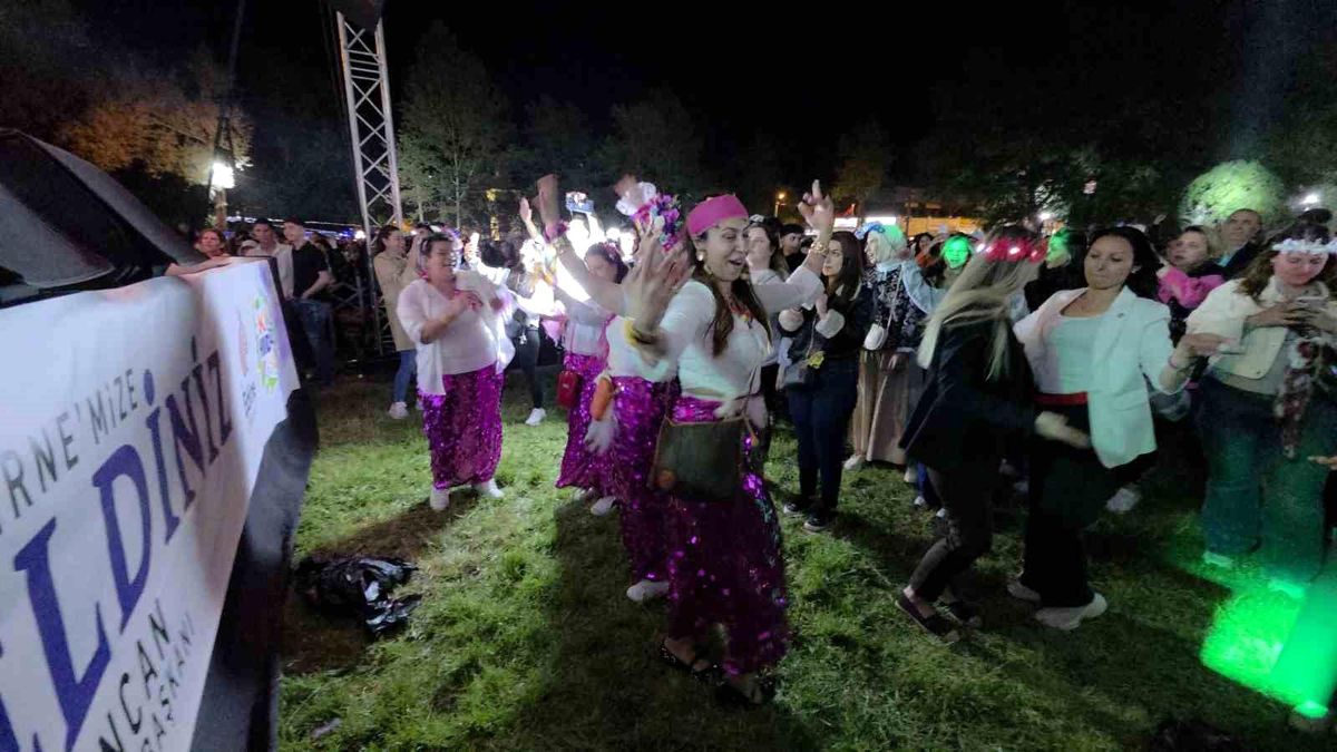 Kakava'da şarkıcı Mengüç sahne aldı, Sarayiçi'nde coşku zirveye ulaştı
