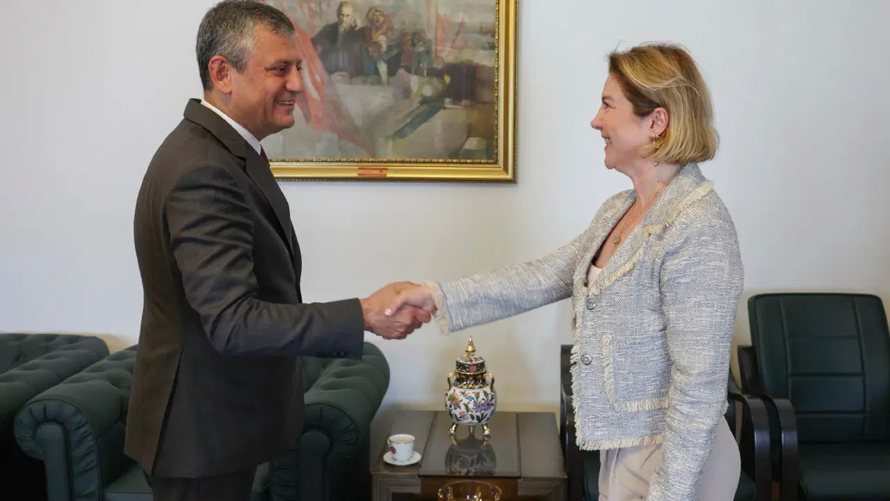 Çorlu Tren Faciası’nda oğlunu kaybeden Mısra Öz, CHP’ye katıldı