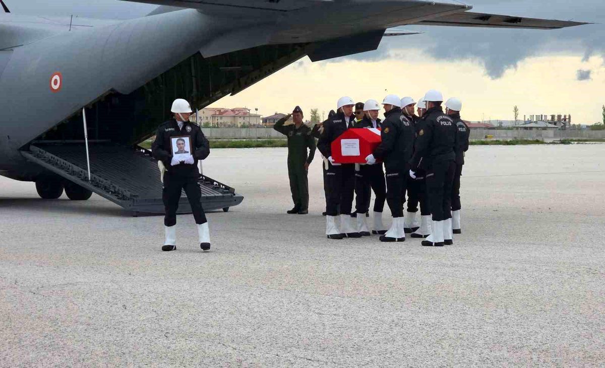 Çorlu'da şehit olan polis memuru Emrah Koç'un cenazesi Van'a getirildi