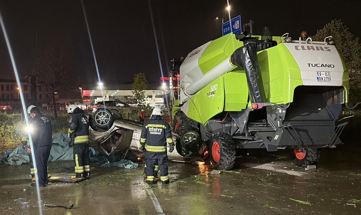 Çorlu'da Biçerdövere Çarpan Otomobilin Sürücüsü Ağır Yaralandı