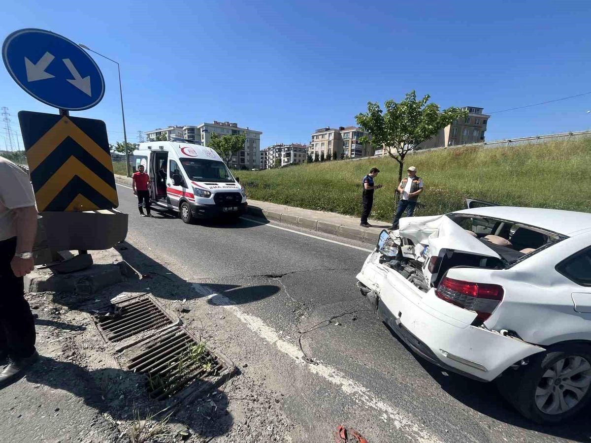 Trafik polisinden örnek davranış: Sürücülerin güvenliği için süpürgeyle yolu süpürdü