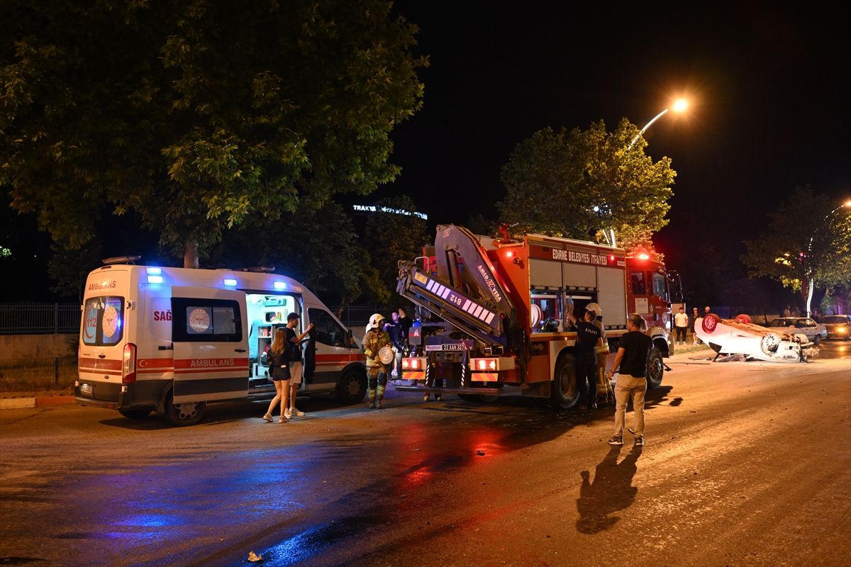 Edirne'de refüje çarpıp devrilen otomobilde 1 kişi yaralandı
