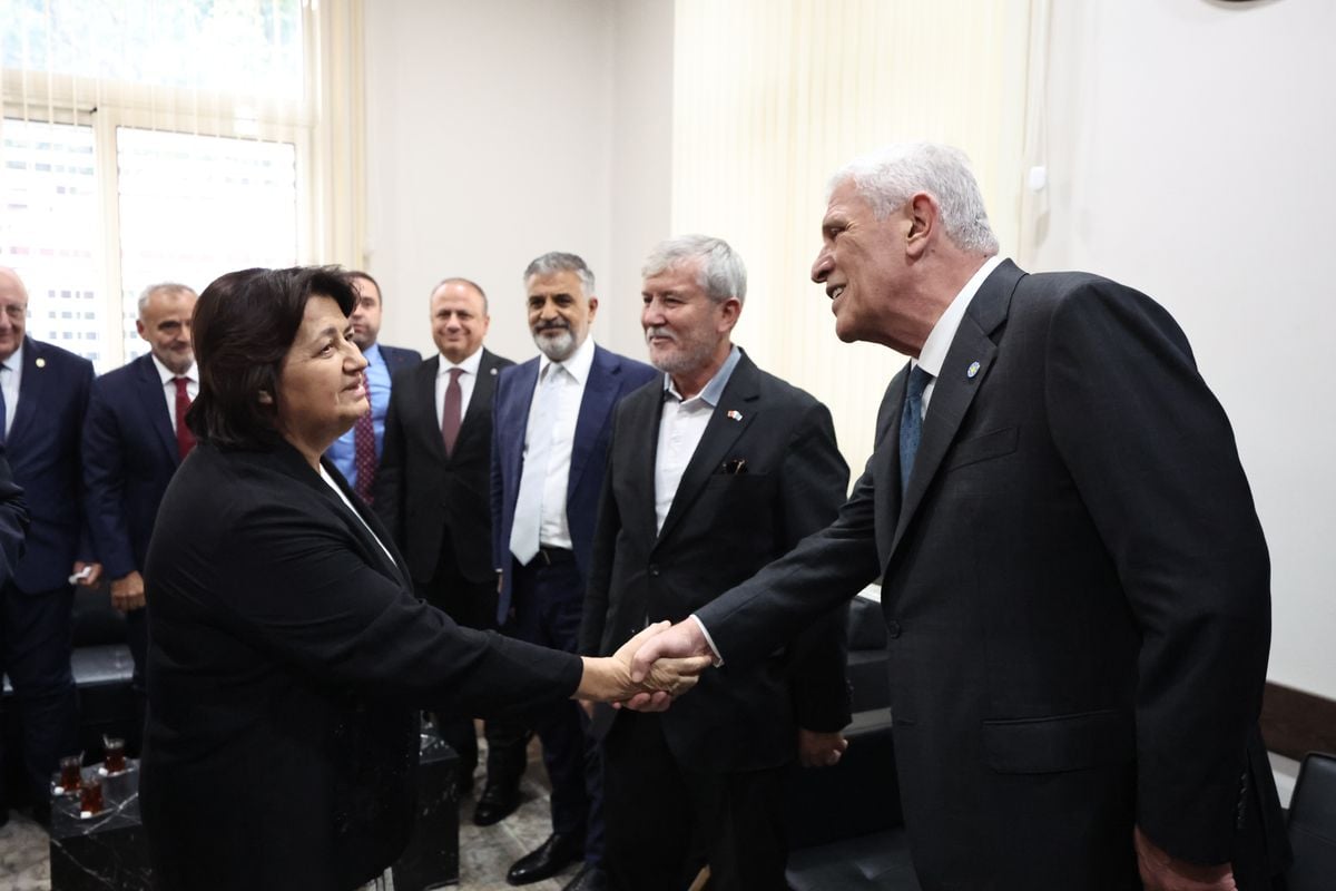 Müsavat Dervişoğlu, Gümülcine’de Batı Trakya Türklerinin temsilcileriyle görüştü